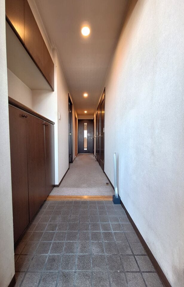 玄関からリビングまでの廊下は各部屋・トイレ・洗面所に隣接しております。