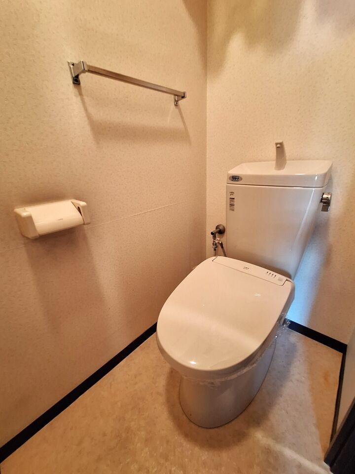 洗浄便座付のトイレ
上部に収納棚があります。