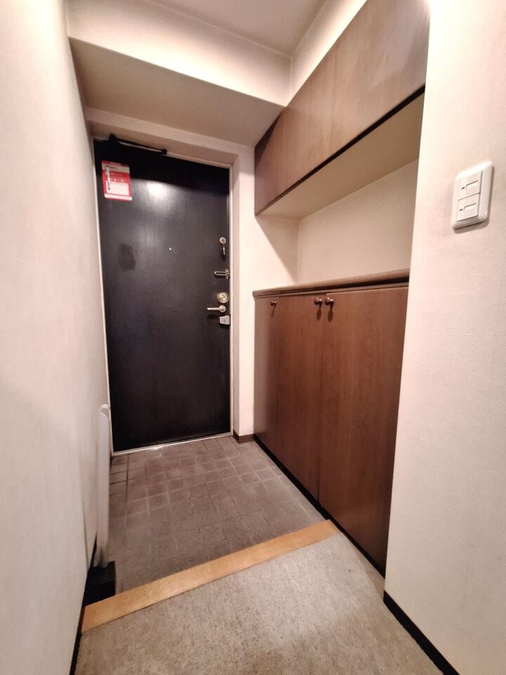 下駄箱の上部にも収納棚があり、
使い勝手の良い玄関です。