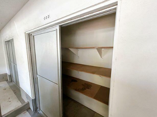 駐車場置くには専用の倉庫がございます。