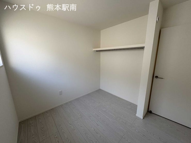 大容量の収納スペースを備えた洋室です