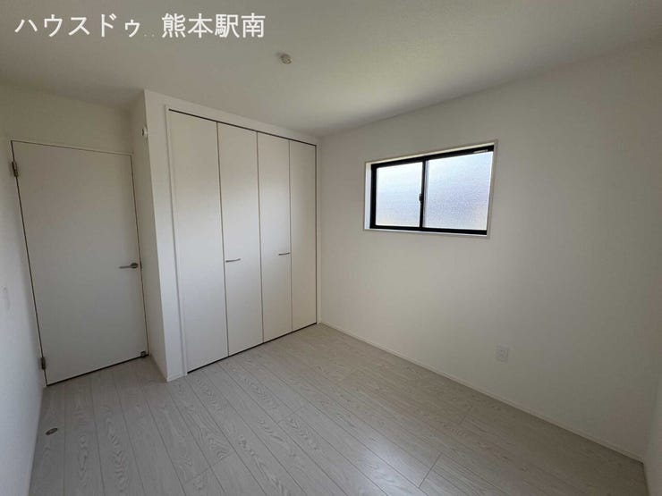 白を基調としたデザインで落ち着いた雰囲気の洋室です