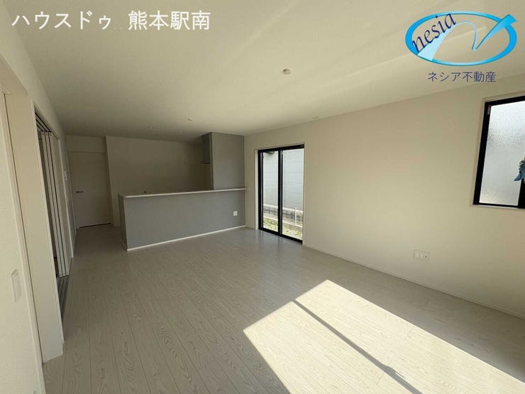 大きな窓から明るい陽光が入り、ゆったりくつろげるリビングです