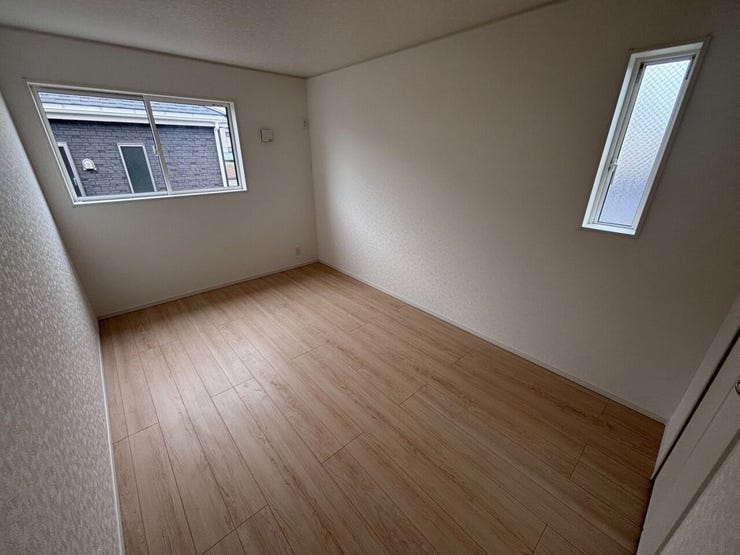 2階の6.7畳の洋室です