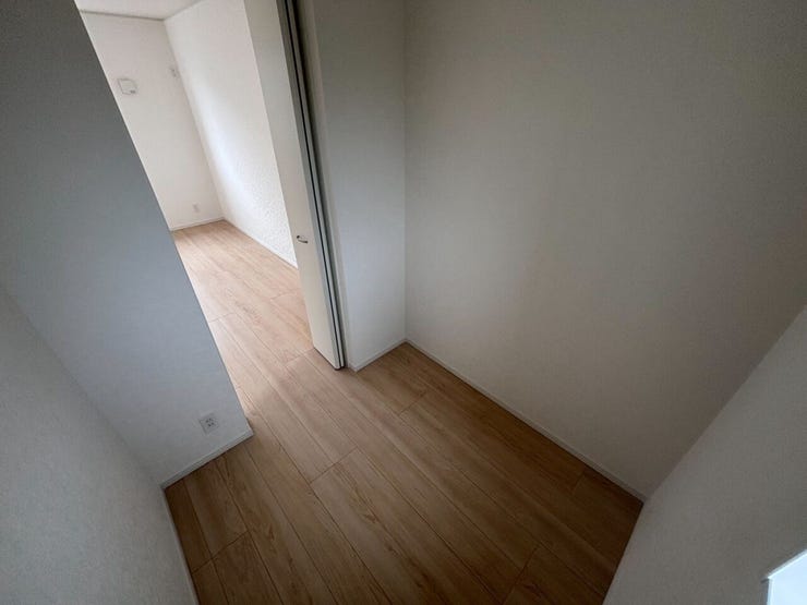 6.7畳の洋室にはウォークインクローゼットがついております