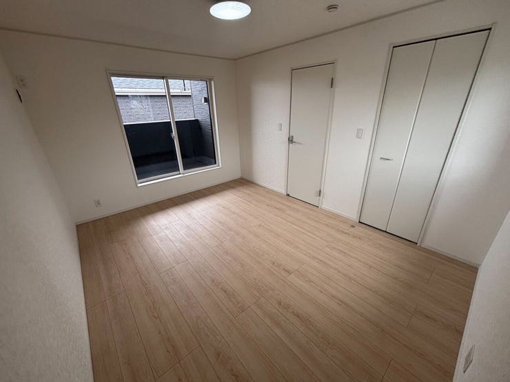 2階7.8畳の洋室です。主寝室としてご使用いただけます。バルコニーに直接出ることが可能です。