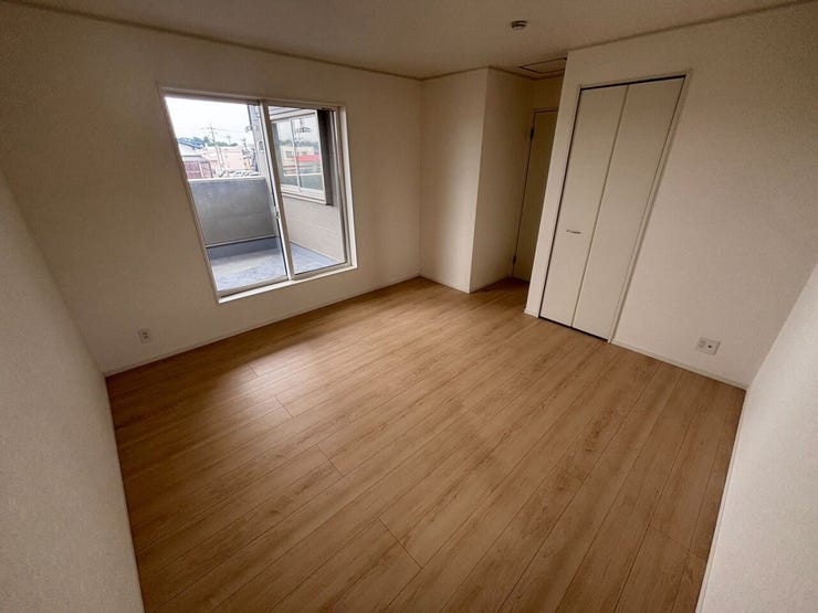2階8.5畳の洋室です。主寝室としてご使用いただけます。バルコニーに出ることができます。