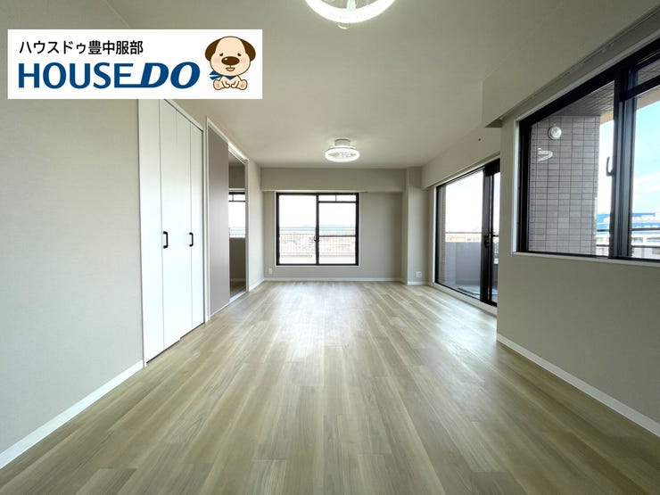 【外観】
【LDK】
最上階角部屋ならではの心地よい明るさが広がる約16.8帖のLDK。2方向採光で日中は照明いらずの開放感。洋室と続き間で使えば、さらにゆとりある大空間に。