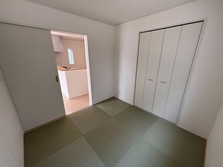 スクエア畳がおしゃれな和室は、客間や子供の遊び場として重宝します。LDKと引き戸で仕切られており、開放すれば一体感のある広い空間に。