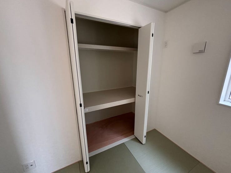 収納付きで、来客用の布団や掃除機もしまえます。