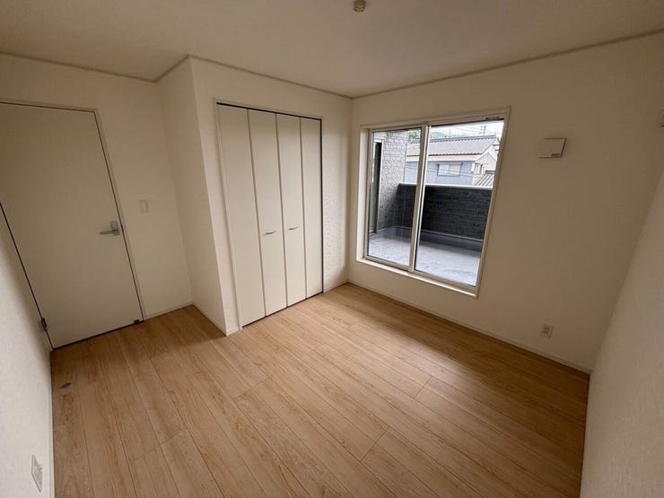 2階約6畳洋室です。南向きの窓から心地よい光が入る明るいお部屋。子供部屋や書斎としてぴったりです。こちらもクローゼット付きで、衣類をハンガーに掛けてすっきり収納できます。