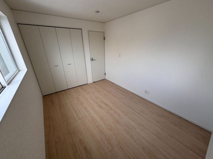 2階約6畳洋室です。落ち着いた雰囲気の北向きのお部屋。クローゼット付きで、衣類や小物の収納に便利です。廊下にも面しており、2つの窓から心地よい風が通り抜けます。