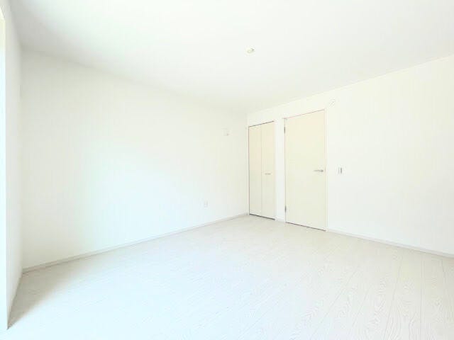 1階7帖洋室:全室クローゼットありなので一人一人の持ち物を各部屋にしまってスッキリとしたお家を保てそうです。