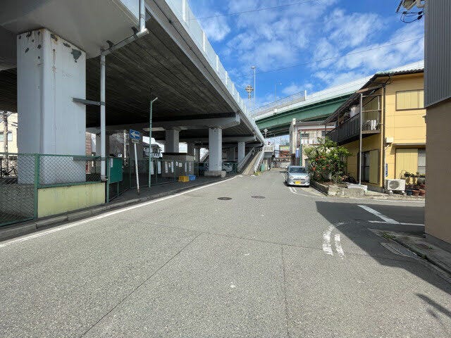 道路幅が広いので、向かいの住宅とも距離があるため日当たりも確保しやすいです◎車2台と通行人も通れる幅となっています。