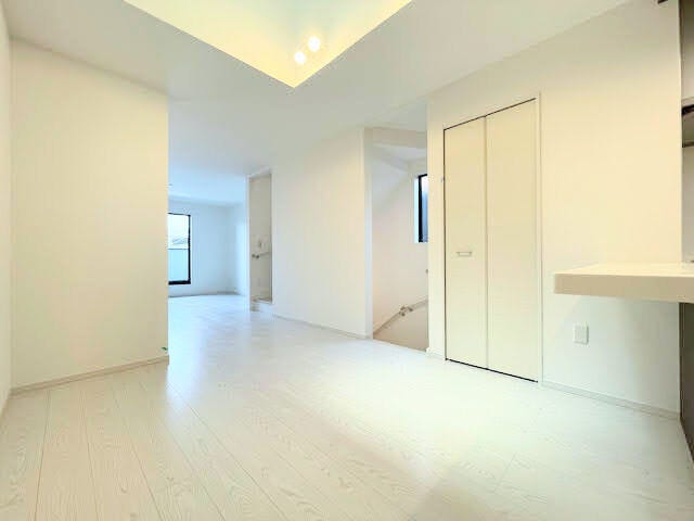 リビングにもクローゼットがあるのでスッキリとしたお家を保てそうです♪
白を基調としているので明るく解放感のあるリビングとなっております。