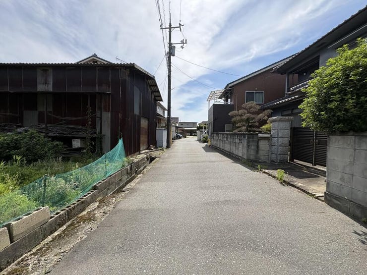 【前面道路含む現地写真】南側公道幅員約4.0m東側から撮影
