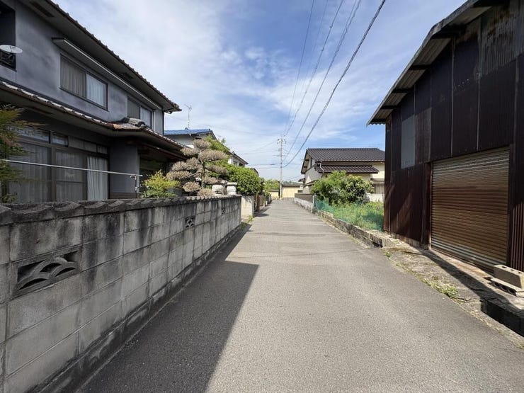 【前面道路含む現地写真】南側公道幅員約4.0m西側から撮影