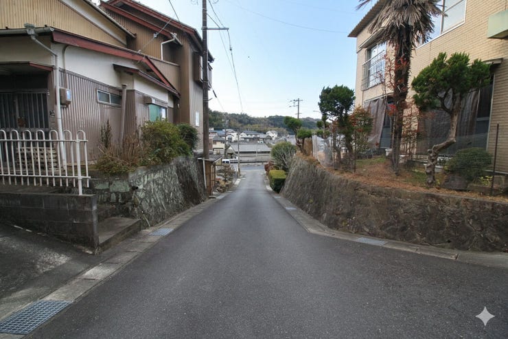 北東側前面道路、幅員約4mです。