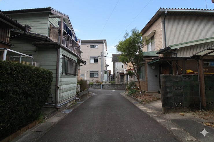 北東側前面道路、幅員約4mです。