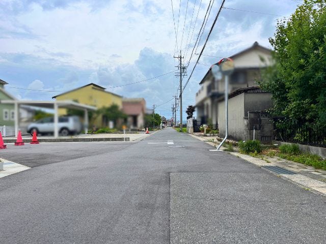 北側前面道路は、車同士がスピードを落としてすれ違うことができる道幅です。