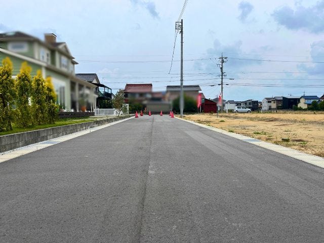 前面道路は通り抜けできない行き止まりの道路です。住人以外の車の出入りがほとんどないので安心ですね。