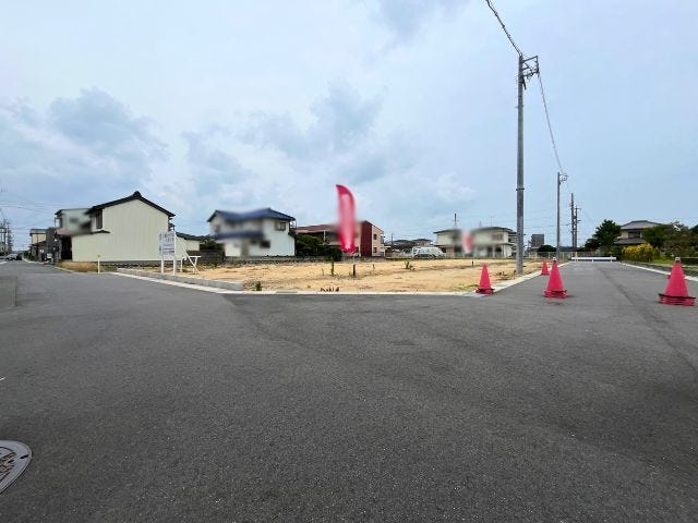 道路幅にゆとりがあるので車の出し入れも落ち着いてできますね。