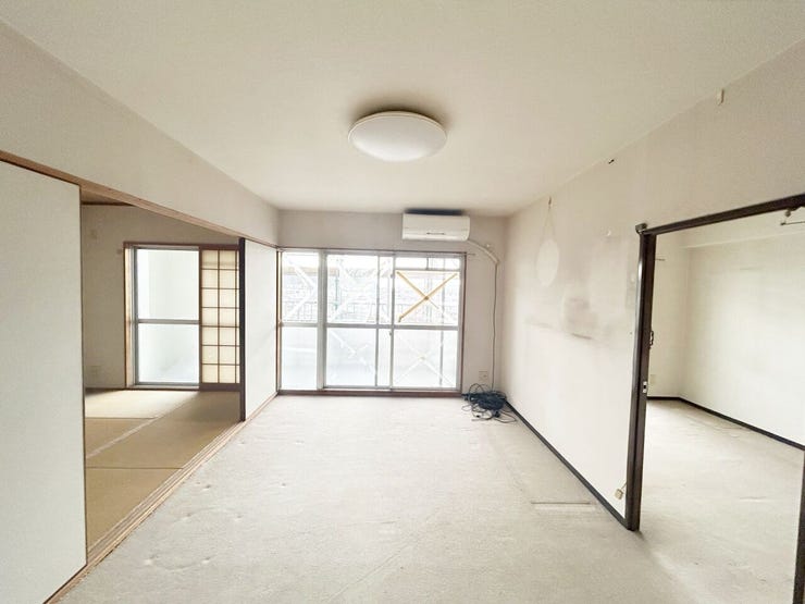 大きな窓から自然光が入り、お部屋全体が開放感に包まれます!