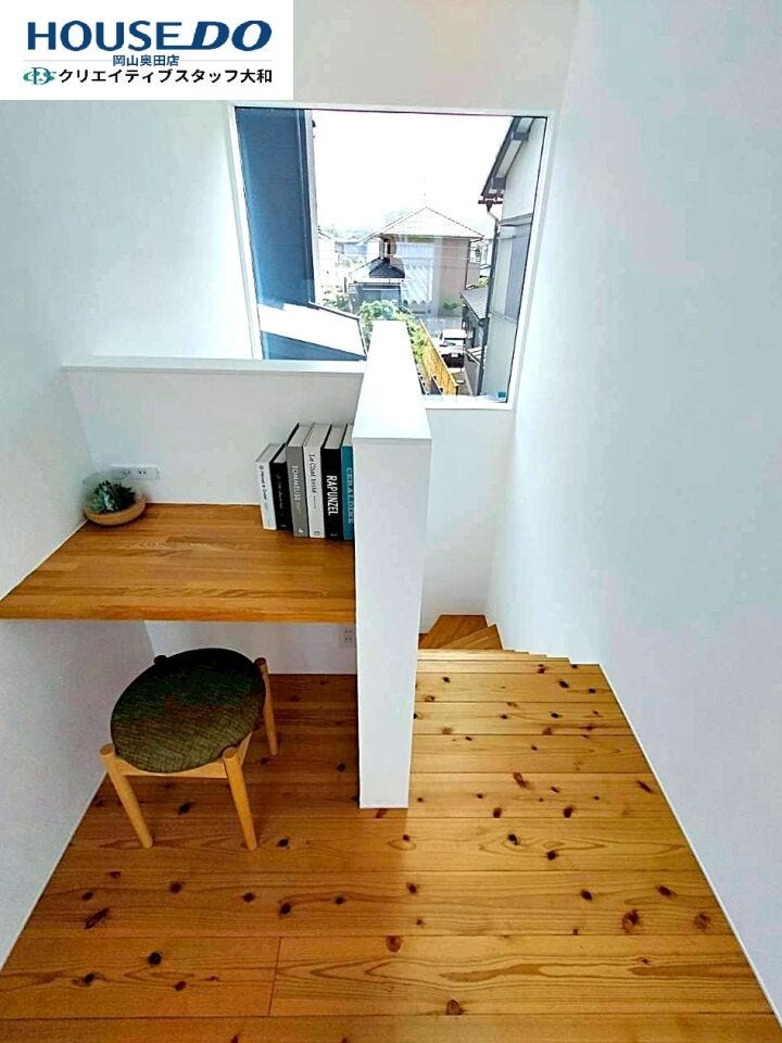 階段を上がったところに、景色の良いワークデスク。