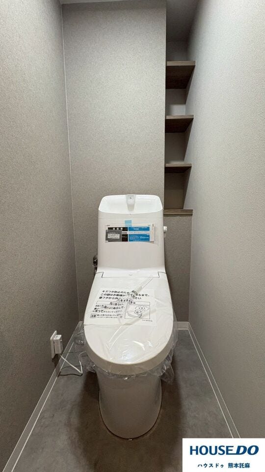 後方にはトイレ用具を置くのも良し、ちょっとした植物を置くのも良しです♪