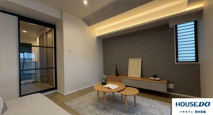玄関とリビングの間の窓付き建具がスタイリッシュです♪