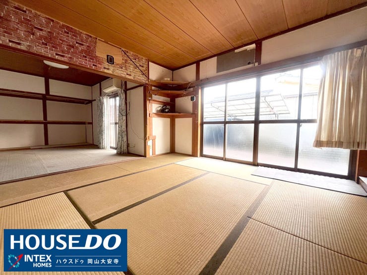 現況の建物は室内が非常に綺麗に保たれており、そのまま戸建てとしても十分活用可能です。新築用地としても、中古住宅としてもご検討いただける好条件の物件です