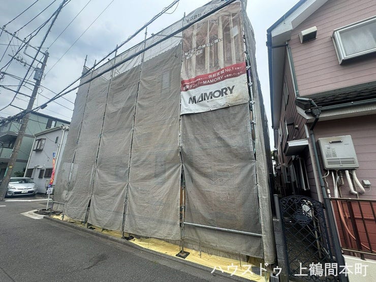 閑静な住宅街に位置し、静かで落ち着いた環境の中で家族がのびのびと暮らせる理想の住まいです。