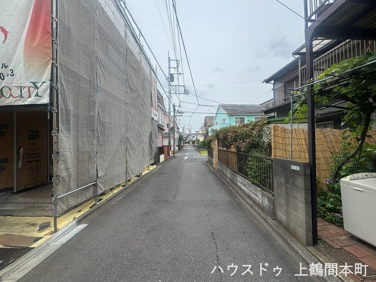 車通りが比較的落ち着いた前面道路で、穏やかな暮らしを演出。