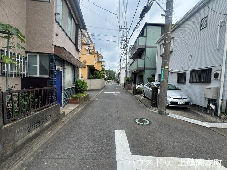 ゆとりある前面道路が、毎日の車庫入れをスムーズにしてくれます。