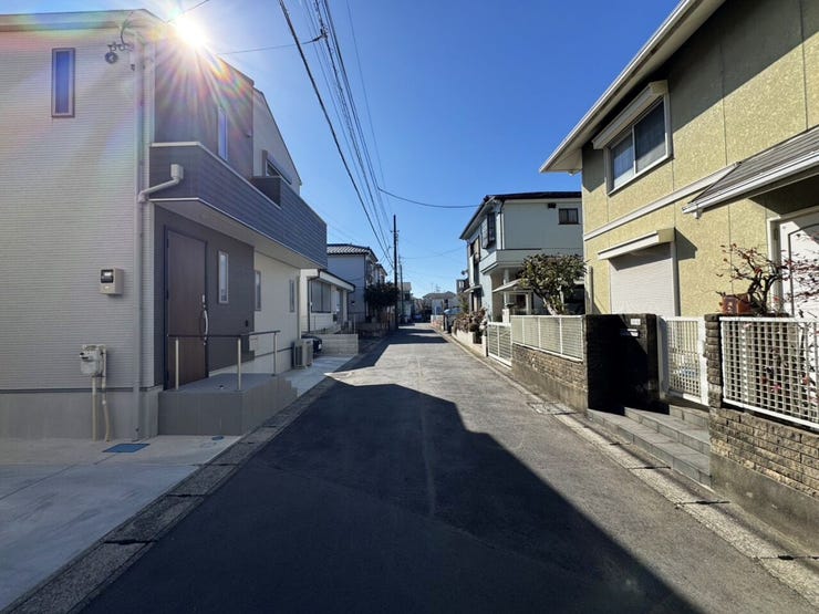 周辺は閑静な住宅街でありながら、柏ICまで車で約12~15分。常磐自動車道や国道6号へ出る県道にも近く、車通勤やレジャー面でも◎
