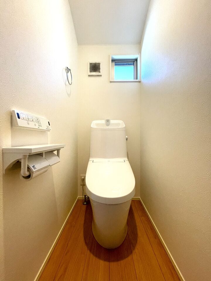 サッとひと拭き、ずっと清潔。お手入れラクラクな温水洗浄便座で、毎日を心地よく。