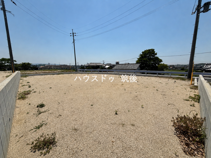 西側・南側の2方向が道路に面した区画。開放感と使いやすさを感じられる土地です。