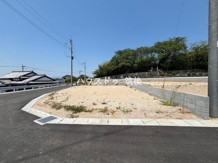 南側にも道路が面しているため、建物配置や駐車計画を検討しやすい区画です。
