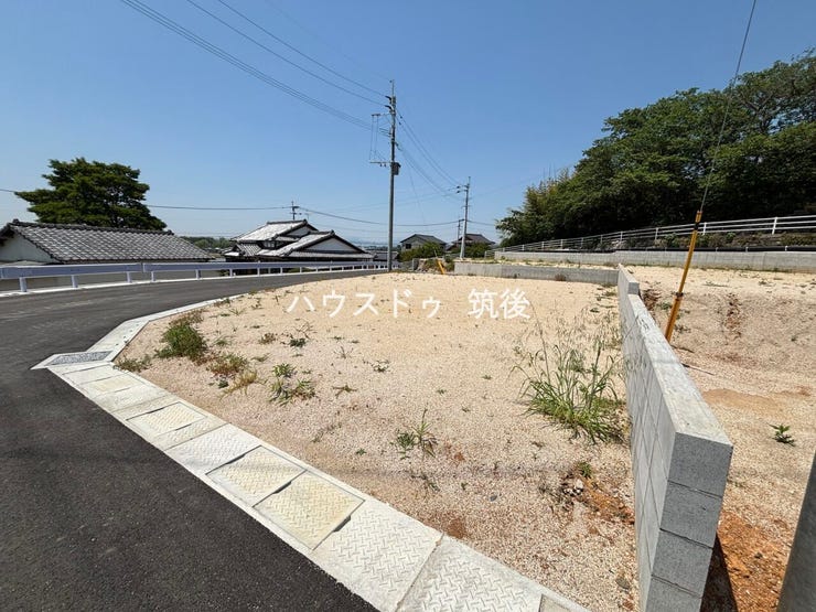 小学校徒歩4分、中学校・保育園徒歩6分。子育て世帯にうれしい住環境です。