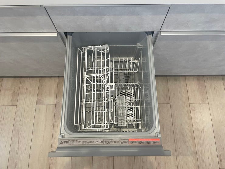 ◇食洗機◇
洗い物に時間を縛られることが無くなり、ご家族との時間も増えますね。加えて手荒れも防げてしかも節水が高い為、需要の高い設備です。