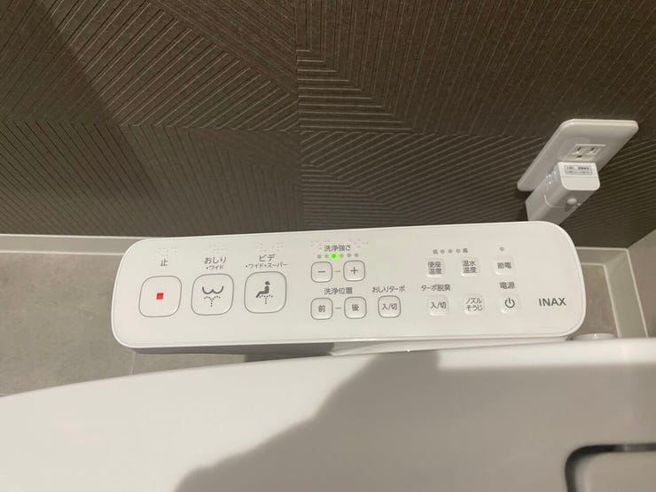 ◇温水洗浄便座付きトイレ◇
温水洗浄便座付きで快適なトイレ空間。毎日を清潔かつ快適にお過ごしいただけます。暖房便座機能により、寒い時期も快適にご使用いただけます。