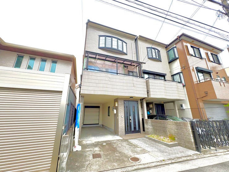 【外観】
水回り(キッチン・バス・洗面・トイレ)がすべてピカピカの新品!内装だけでなく屋根塗装などの外装リフォームも施工済みです。近鉄奈良線「瓢箪山」駅徒歩約9分の快適な立地で新生活を!