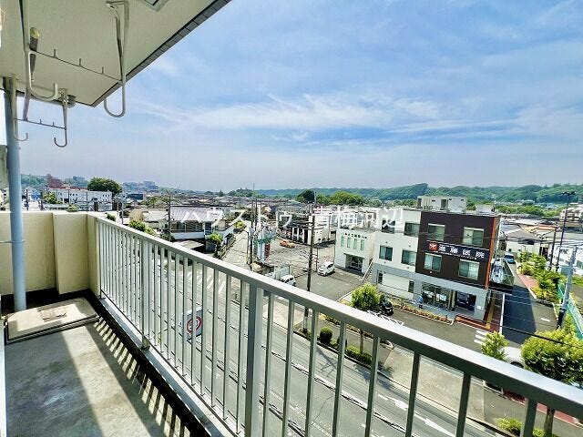 南側眺望:周りに高い建物がないので見晴らしがよく、遠くの景色まで見えます。