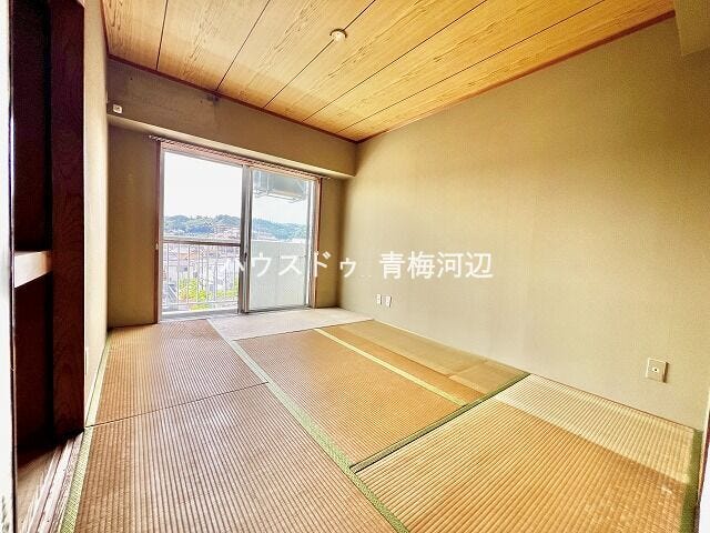 和室:ダイニングキッチン隣接の6畳の和室です。押入があるので、お部屋を広くお使いいただけます。