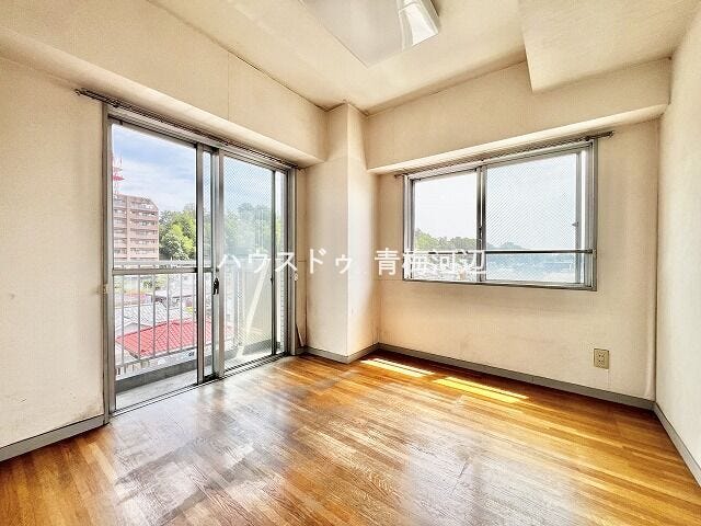 北側洋室:暗くなりがちな北側のお部屋ですが2面採光なので1日中安定した採光を期待できそうです。