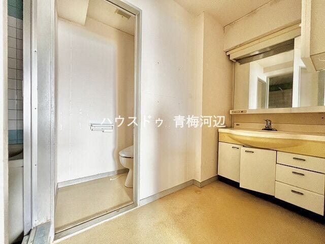 洗面所:洗面台には収納もしっかりついていますので、洗剤やシャンプーなどのストックもできます。大きな鏡で朝の身支度も楽々♪
