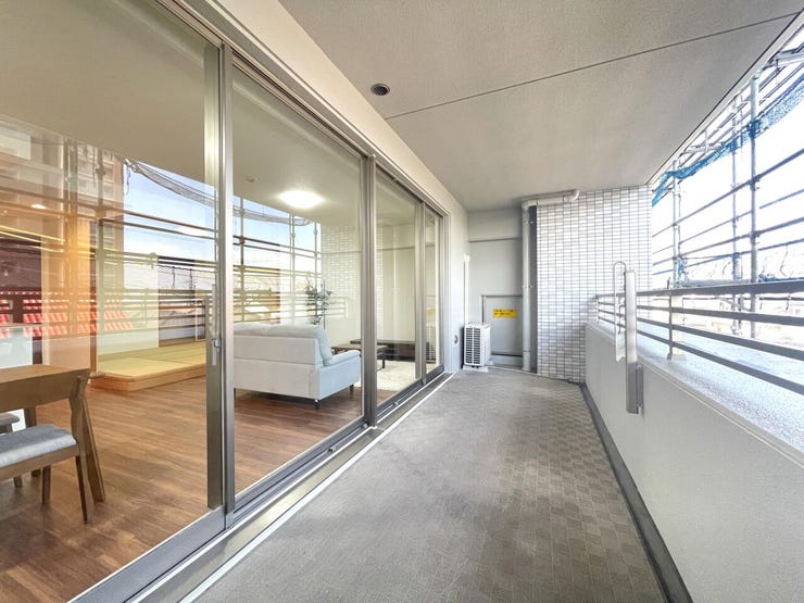 ◇バルコニー◇
南側に面したバルコニーですので1日を通して明るいです。陽の光がたっぷりと降り注ぎますのでお洗濯物もよく乾きそうですね。日中の最も洗濯物干しに適した時間帯を最大限に活用できます。