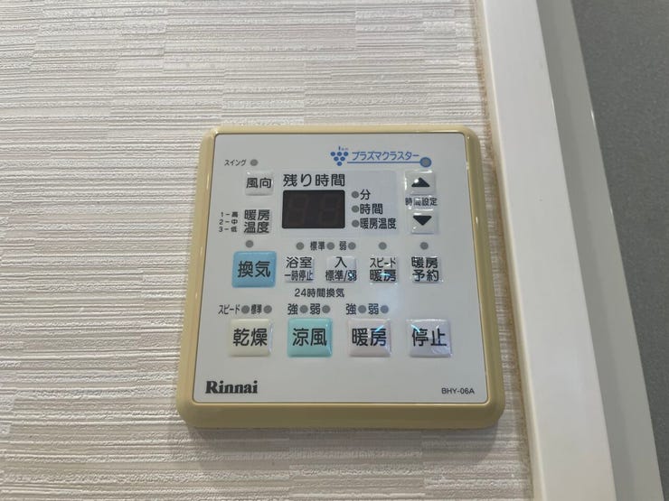 ◇浴室換気乾燥暖房機◇
雨の日が多い時期でも、洗濯物が乾きにくい夜でも、いつでも洗濯機を回すことができます。換気機能もあるので湿気がたまることもなく、浴室のカビを抑えられます。