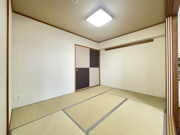 ◇和室◇
リビング横の和室です。扉を開けると開放的な空間が生まれます。急な来客にも対応できますね。和の空間を感じながら、一人の時間を過ごすのもいいですね。