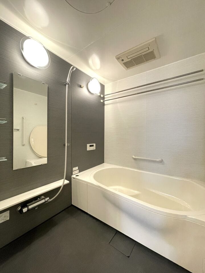 ◇浴室◇
毎日の疲れを癒す場所だからこその、シンプルで落ち着いた空間となっています。浴槽にゆっくりと身を沈め深く瞑想をすれば、また新たな活力が湧いてきます。浴室換気乾燥機付きです。